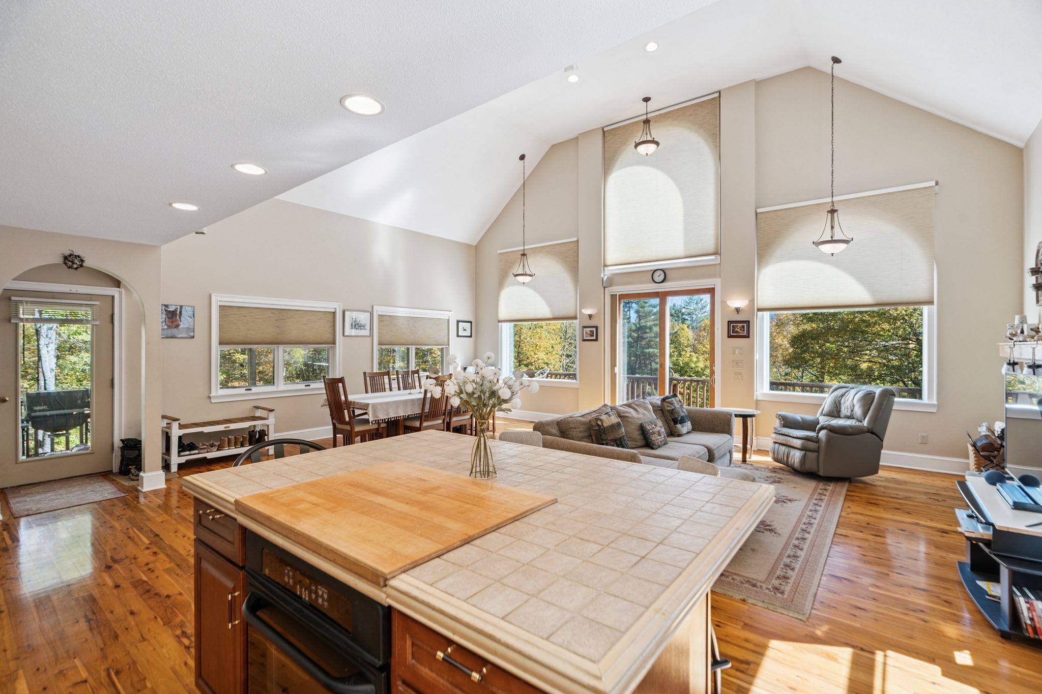 Large island for entertaining 24193672