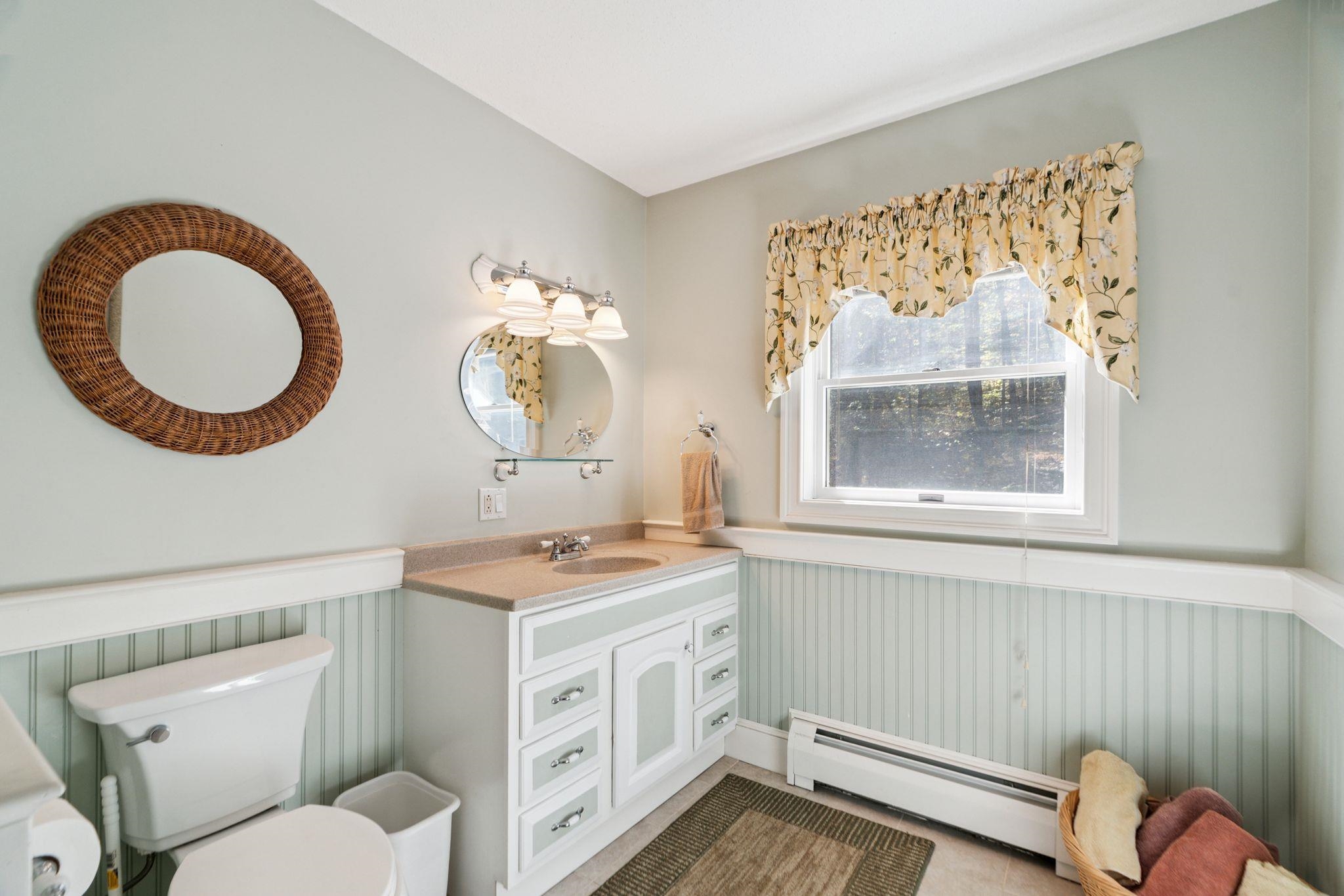 Full bathroom 24193688