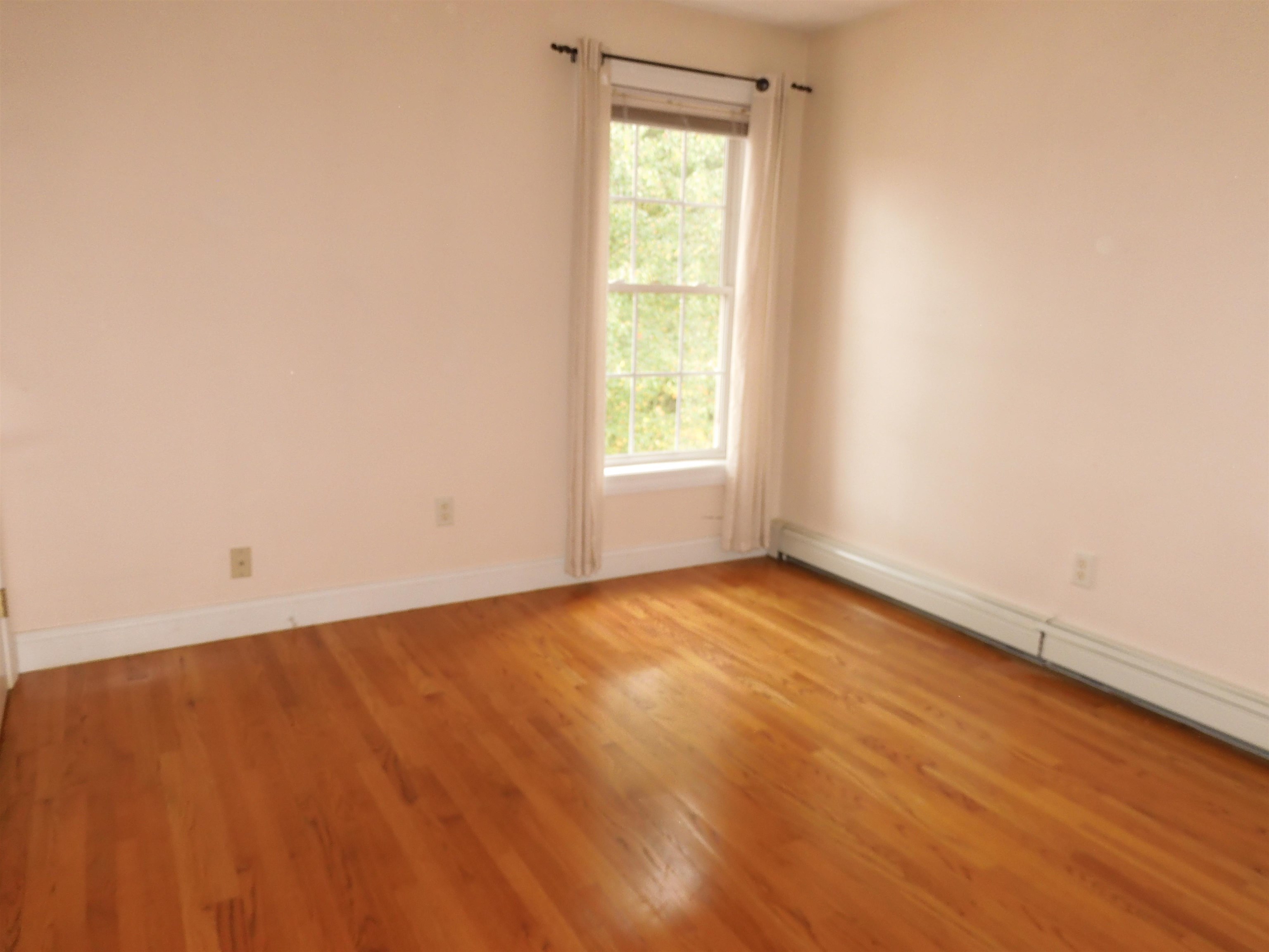 27 Martins Ferry Rd, Hooksett, NH 03106