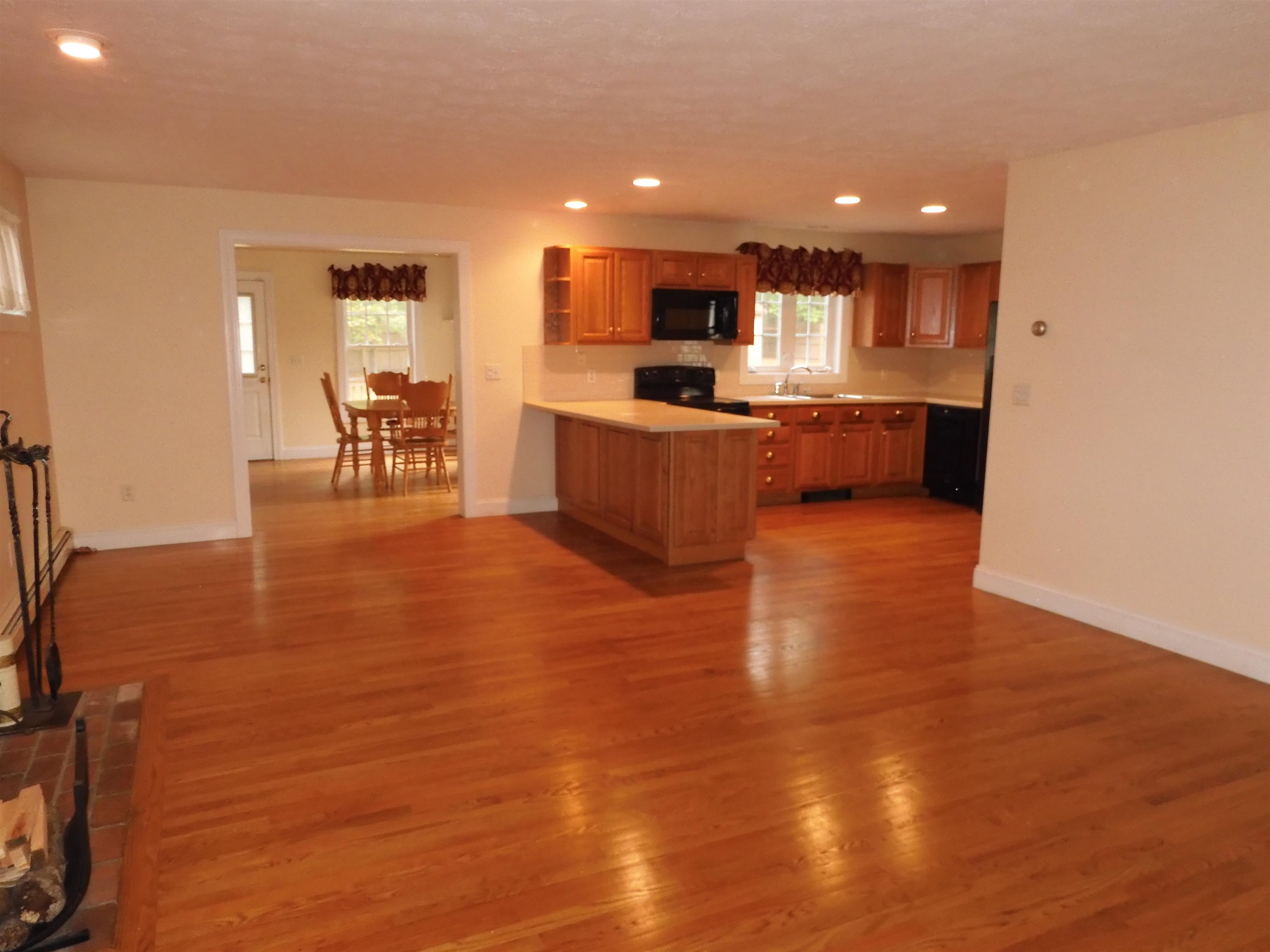 Homes for sale in Hooksett, NH | 27 Martins Ferry Rd, Hooksett, NH 03106 | MLS# 5065079