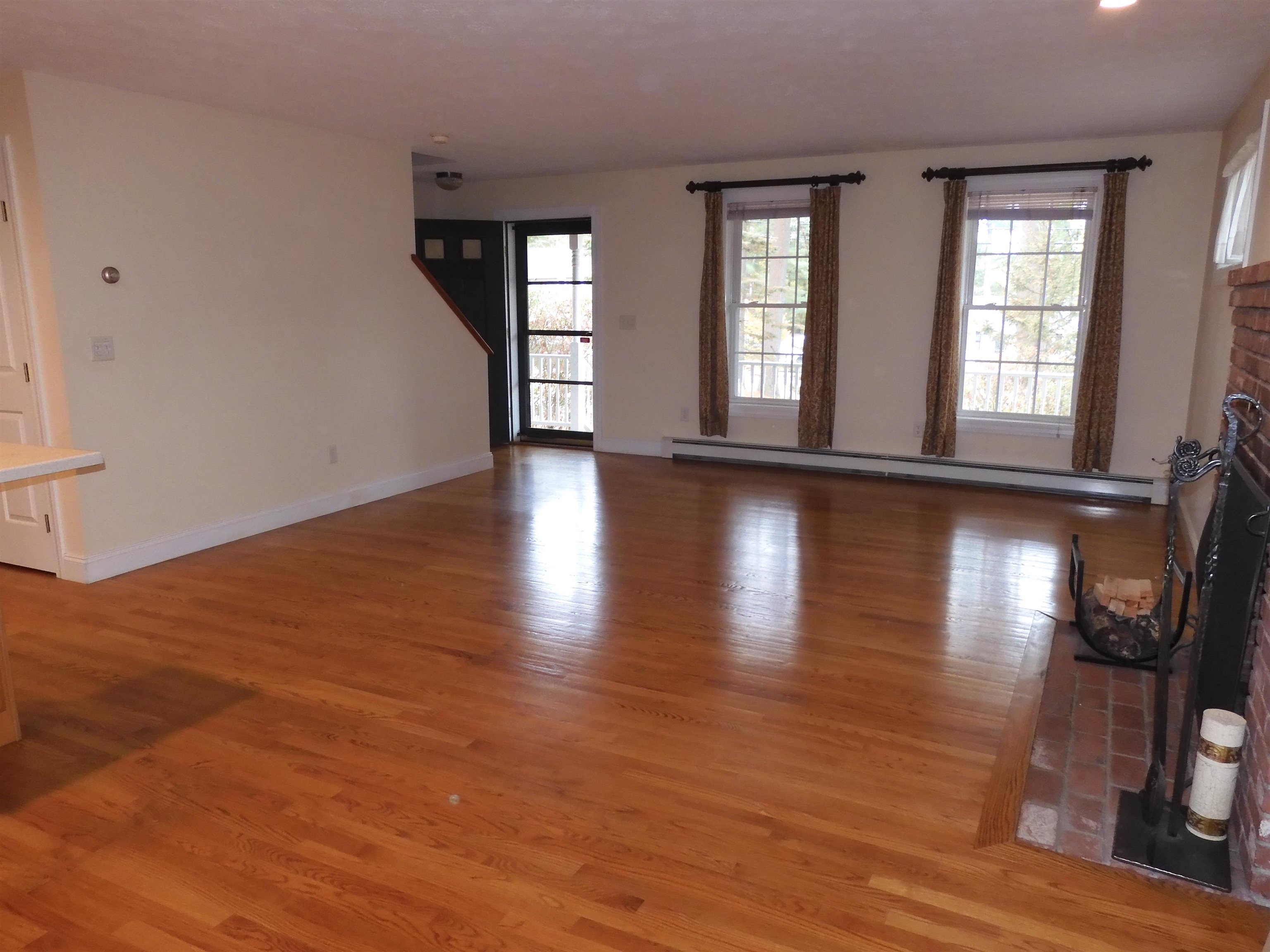 27 Martins Ferry Rd, Hooksett, NH 03106