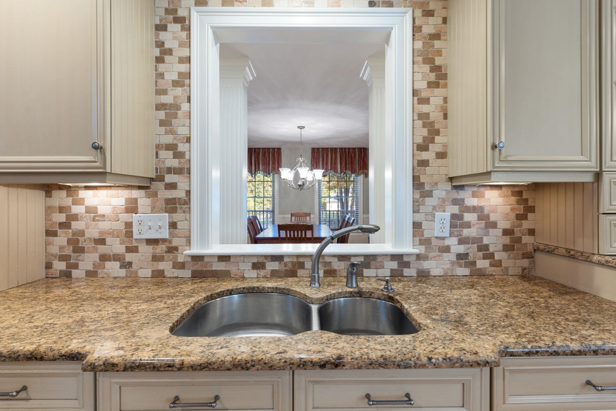 17 Welch Rd, Londonderry, NH 03053