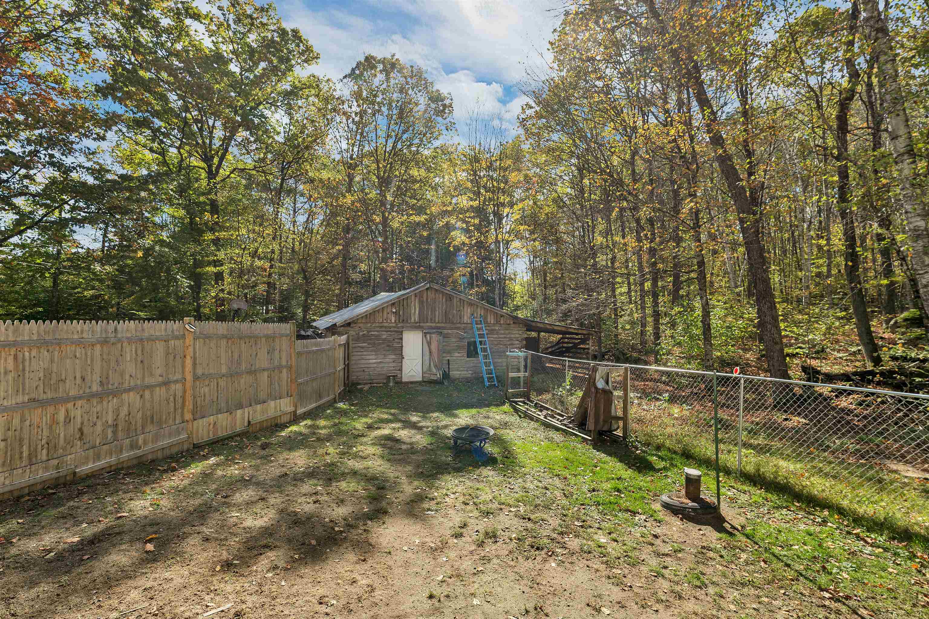 Side Fenced In Area 24267102