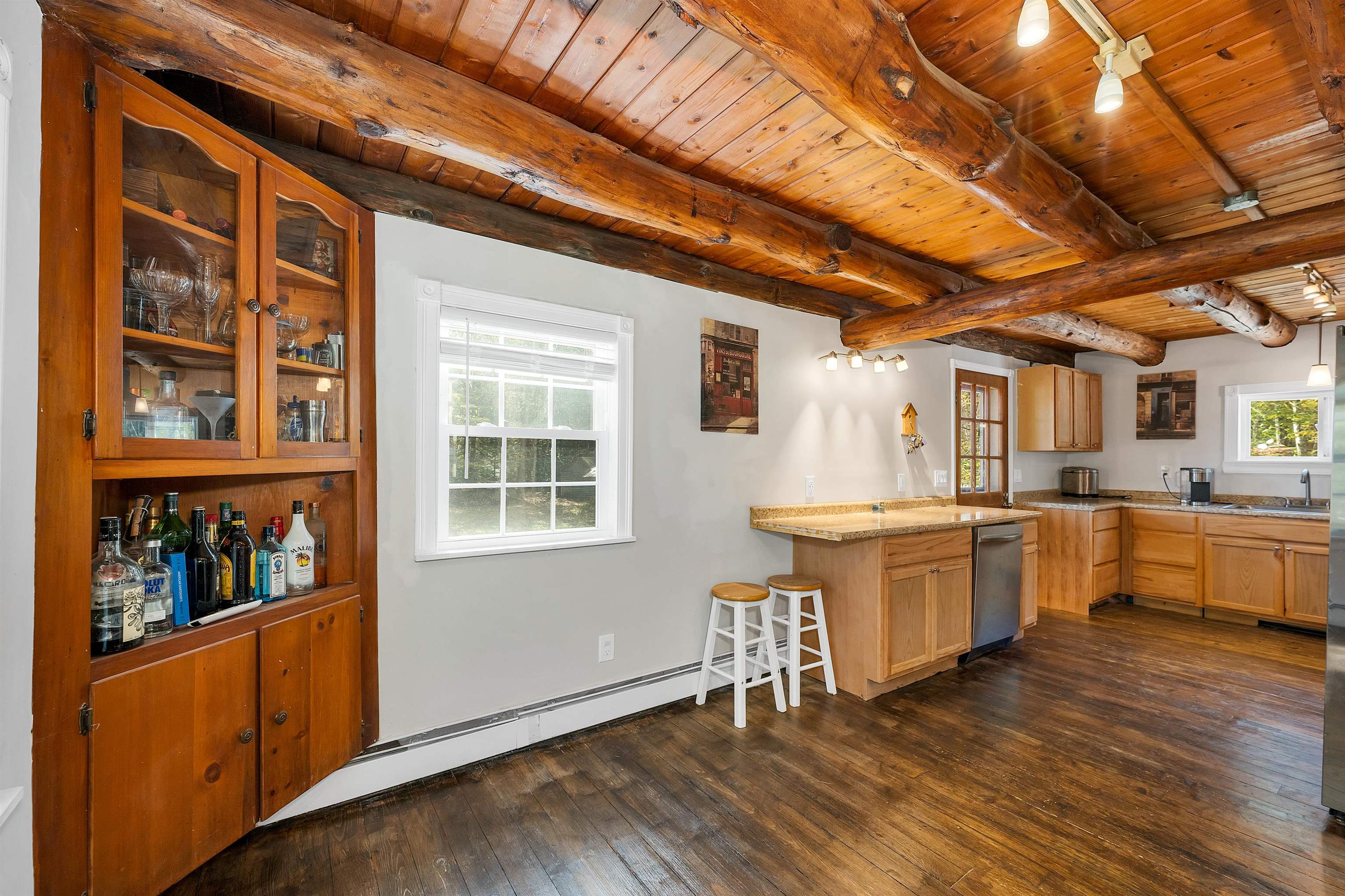 Eat-In Kitchen 24267109