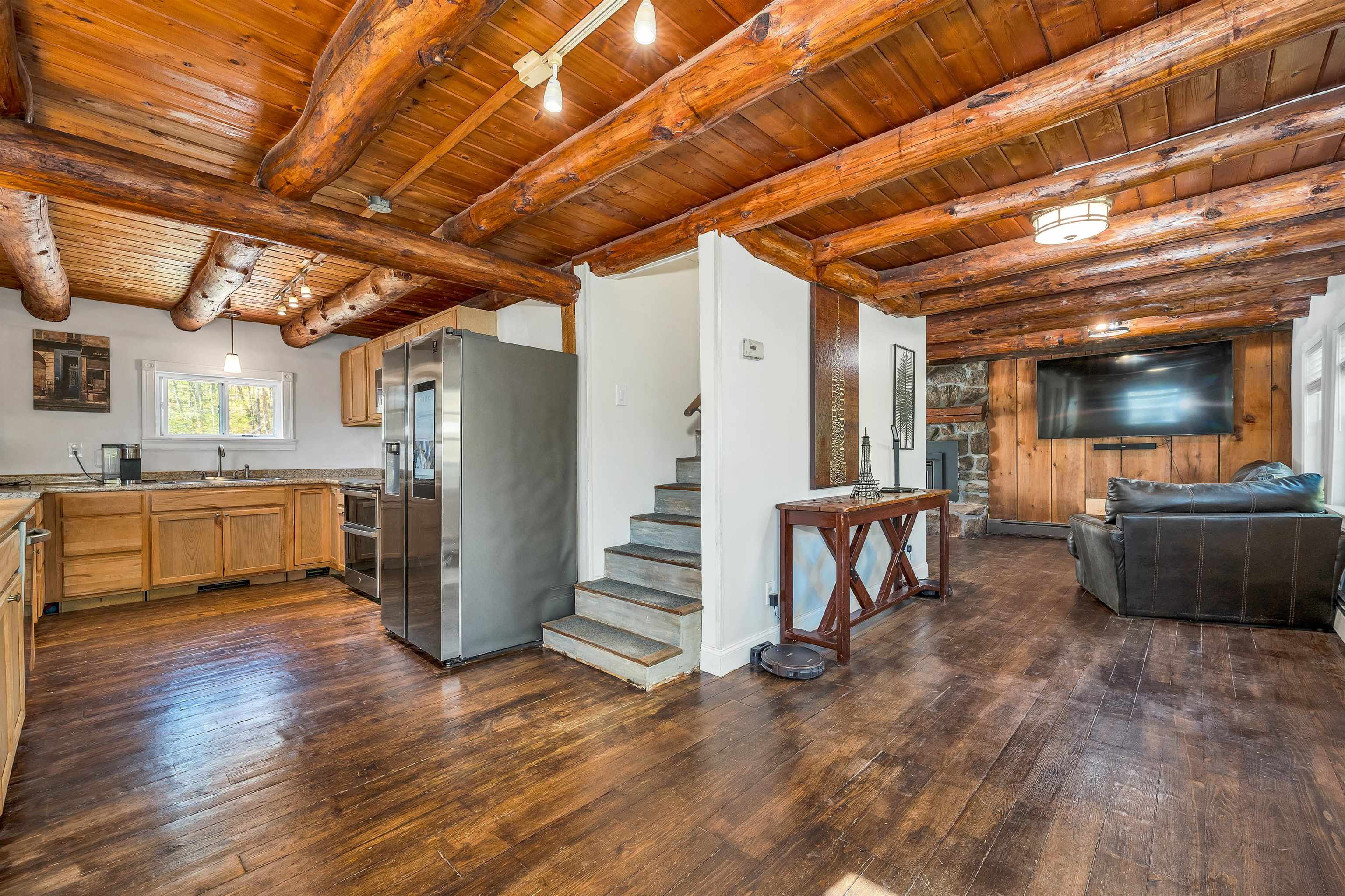 Eat-In Kitchen Leading to Living Room 24267119