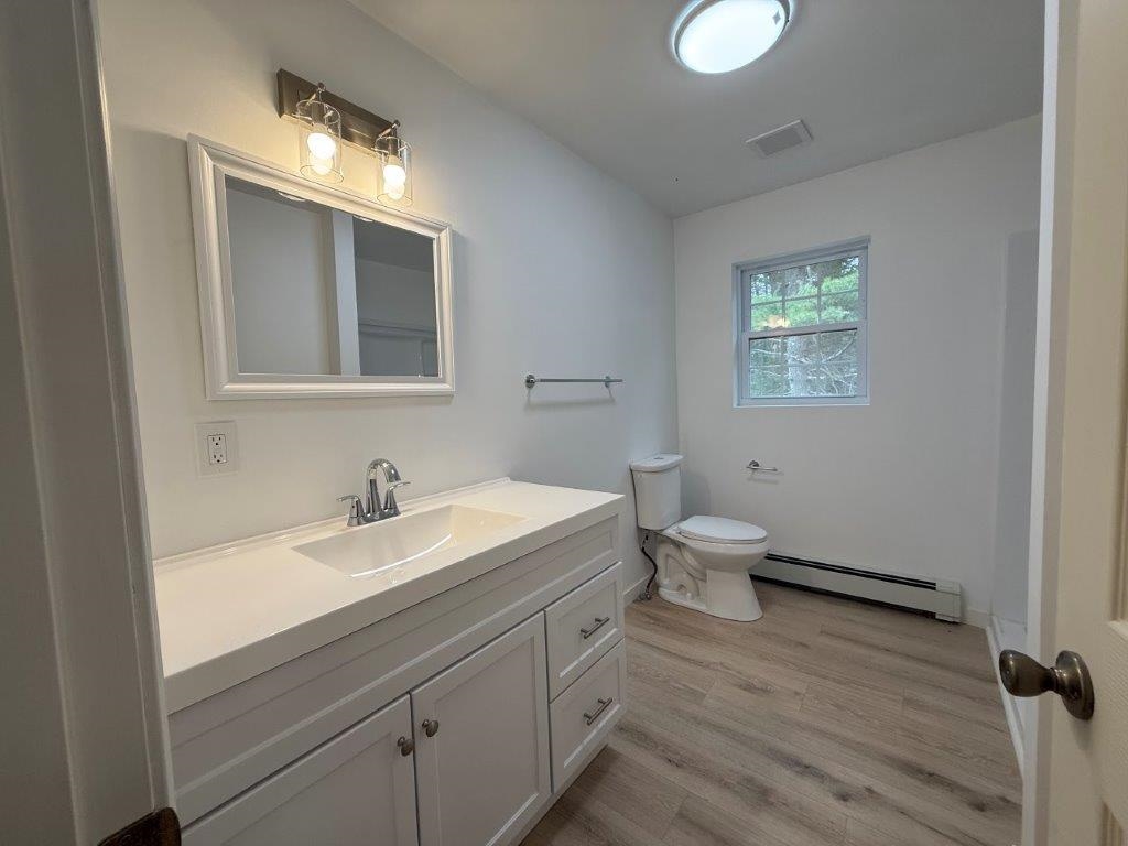 Ensuite Bath & Bedroom 24275308