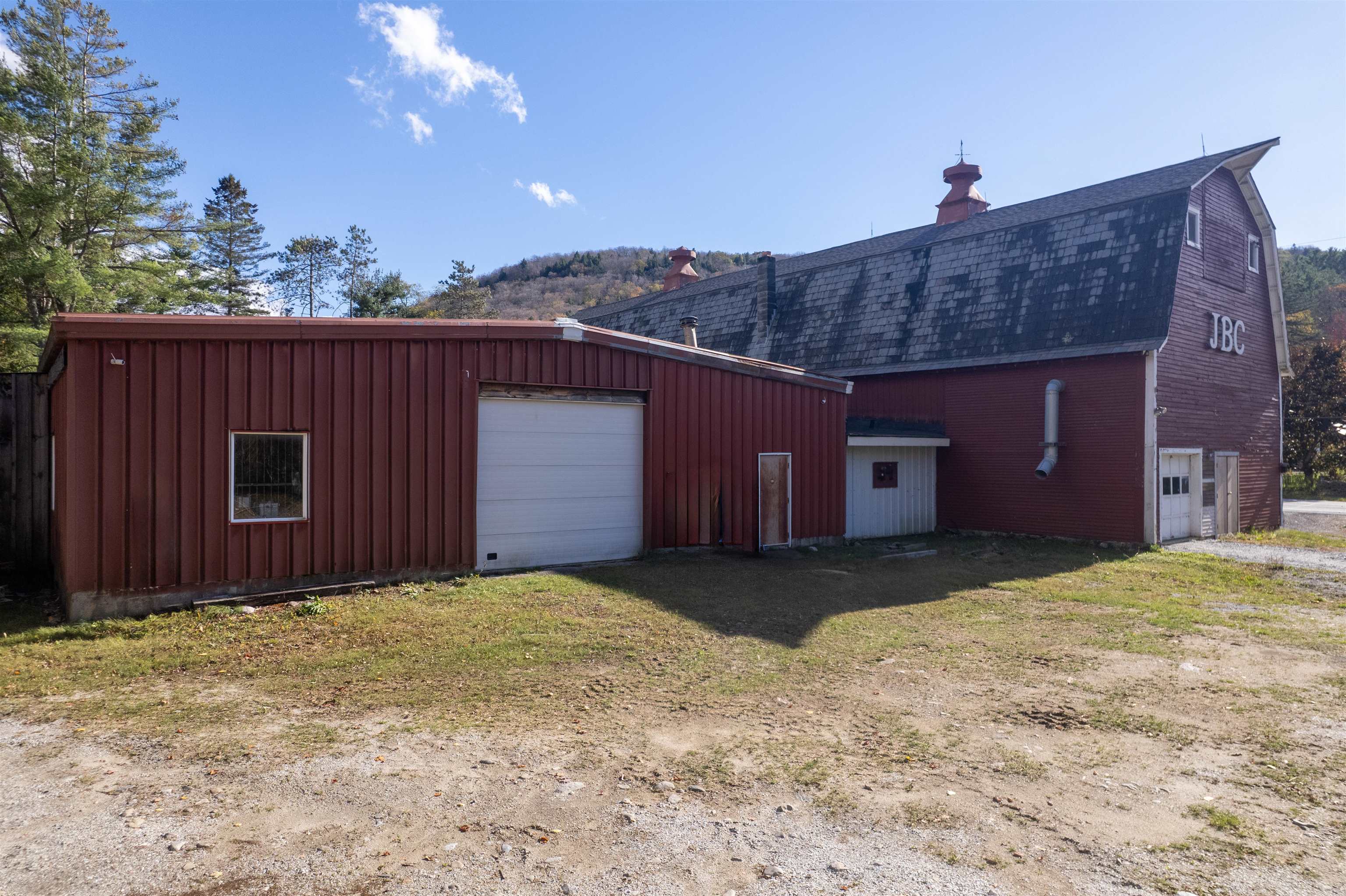 14 ft garages on both sides