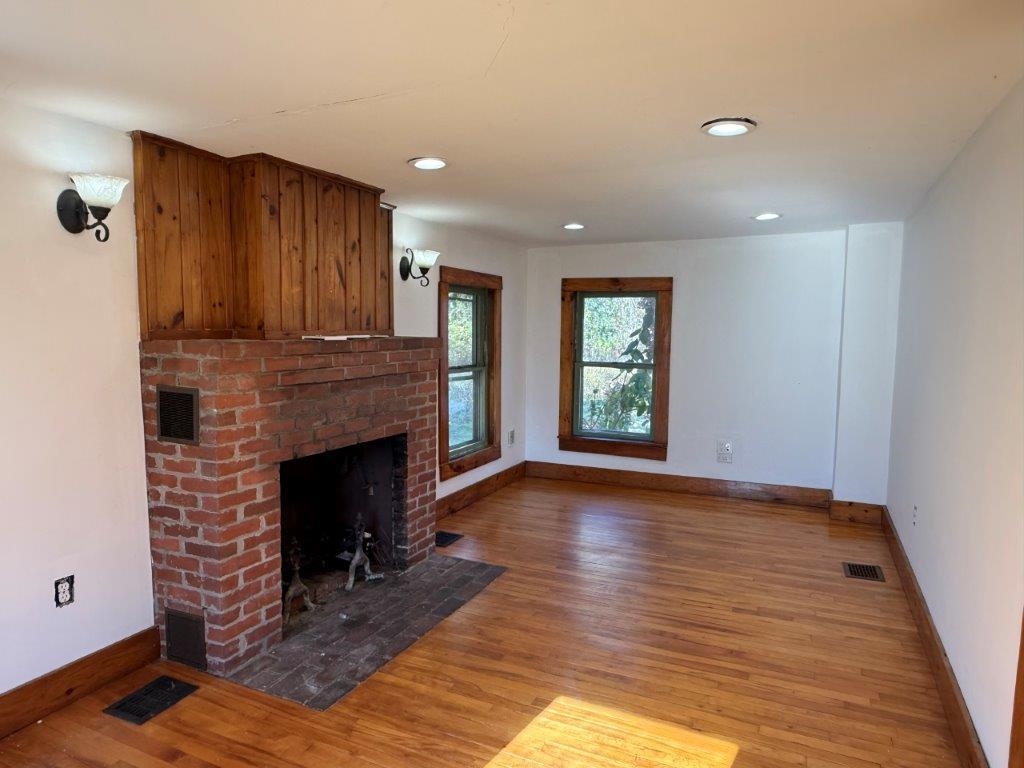 Hardwood Floors 24296916