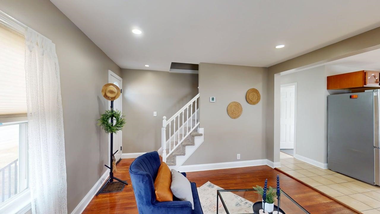 Living Room w/Hardwood Floor