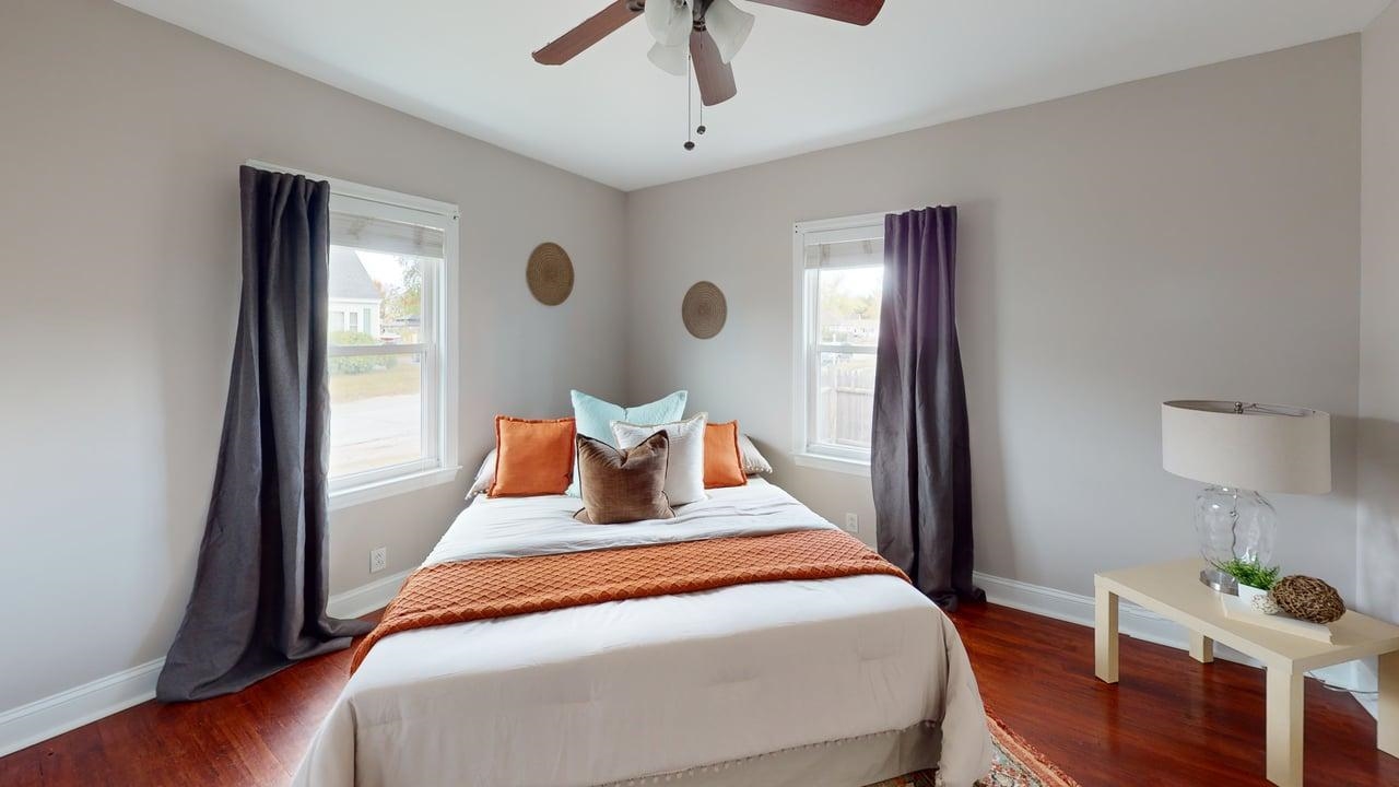 1st Floor primary bedroom w/Hardwood Floor