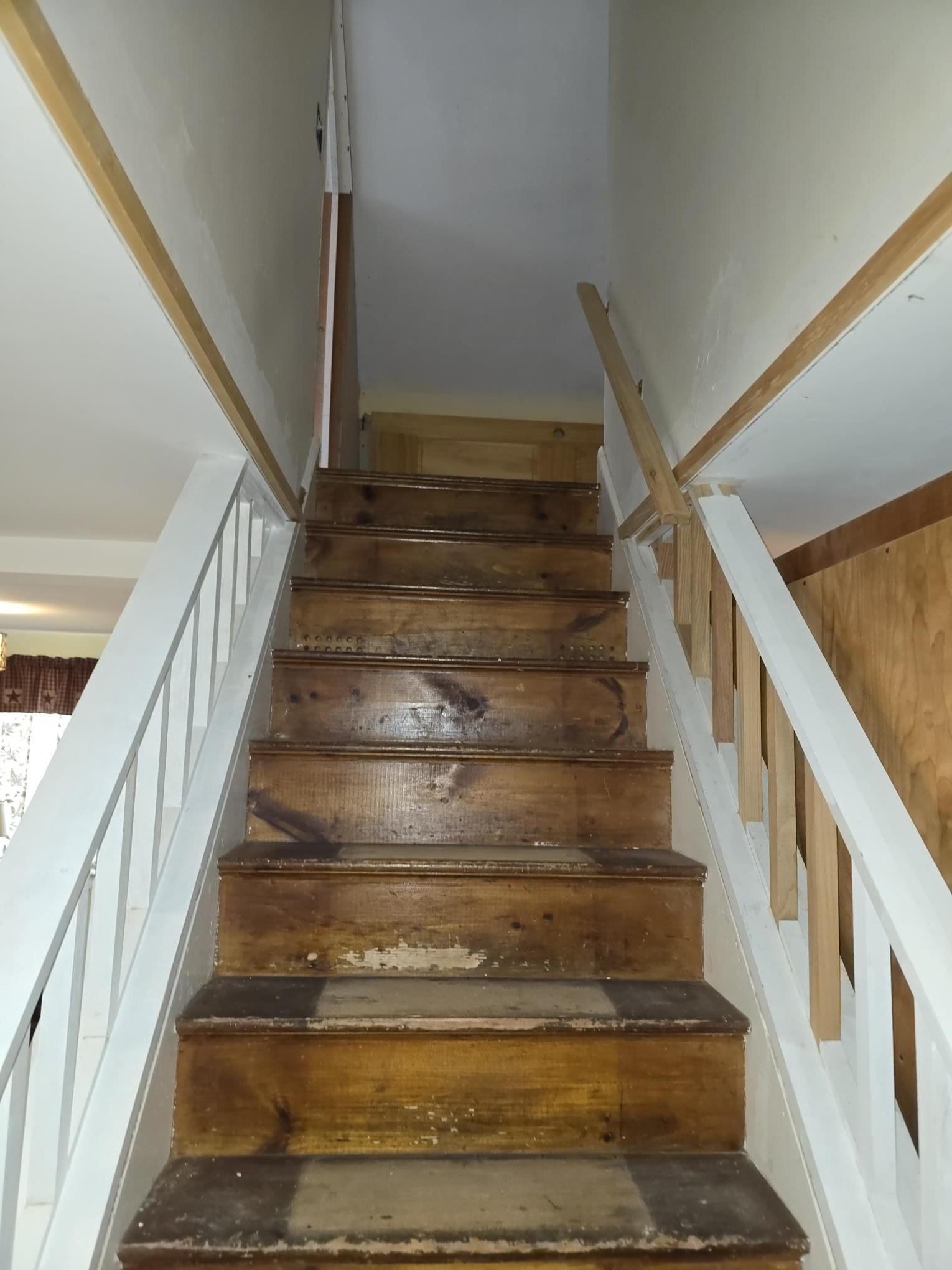 Stairway to 2nd floor 24345970