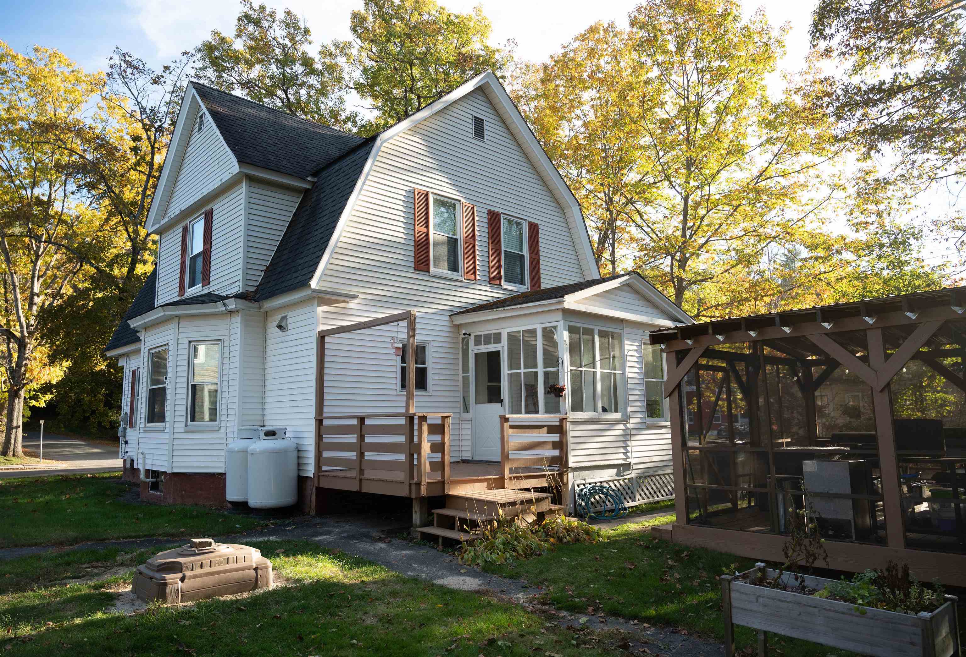 35 Woodland St, Claremont, NH 03743