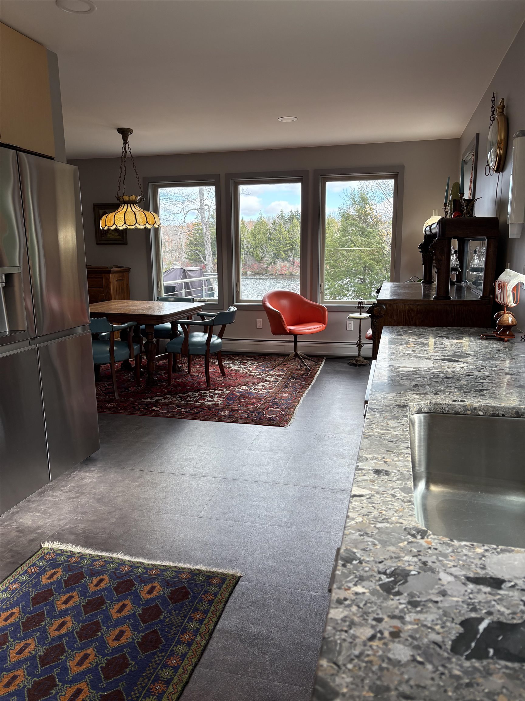 Turning towards the kitchen 24373211