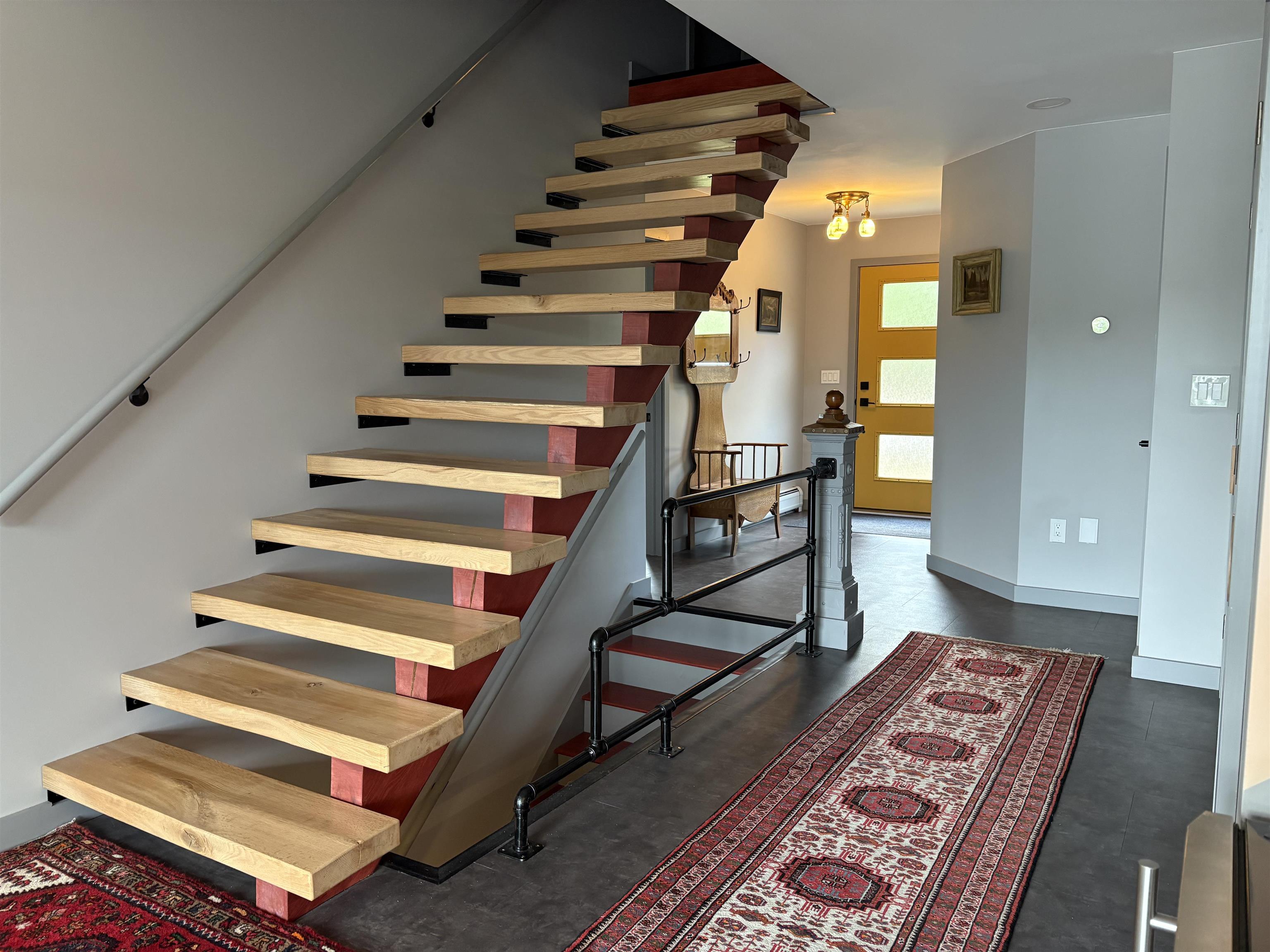 open stairs to 2nd floor 24349104