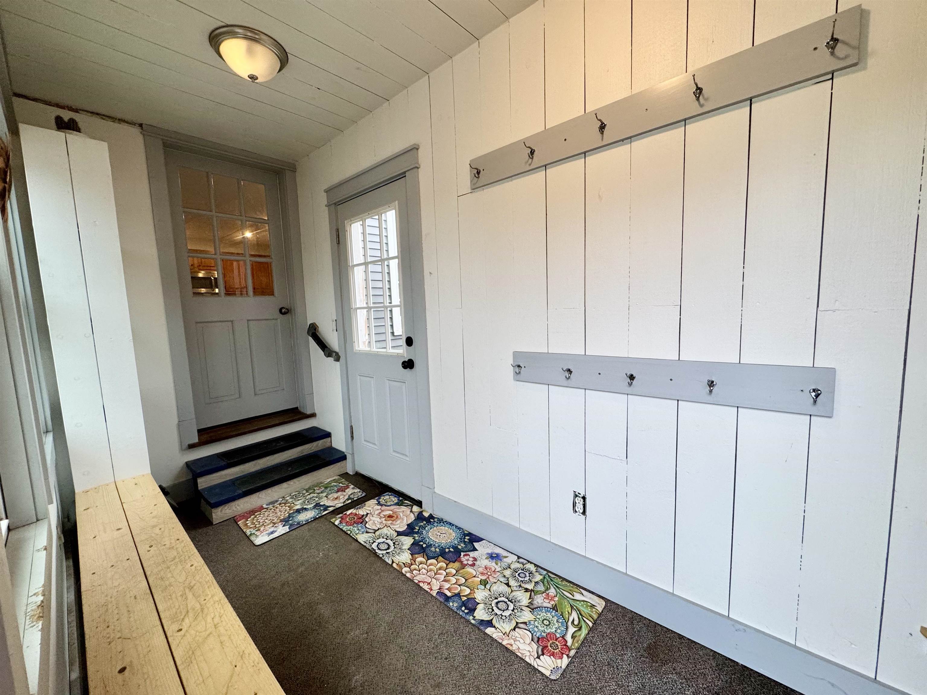 Mudroom 24375378