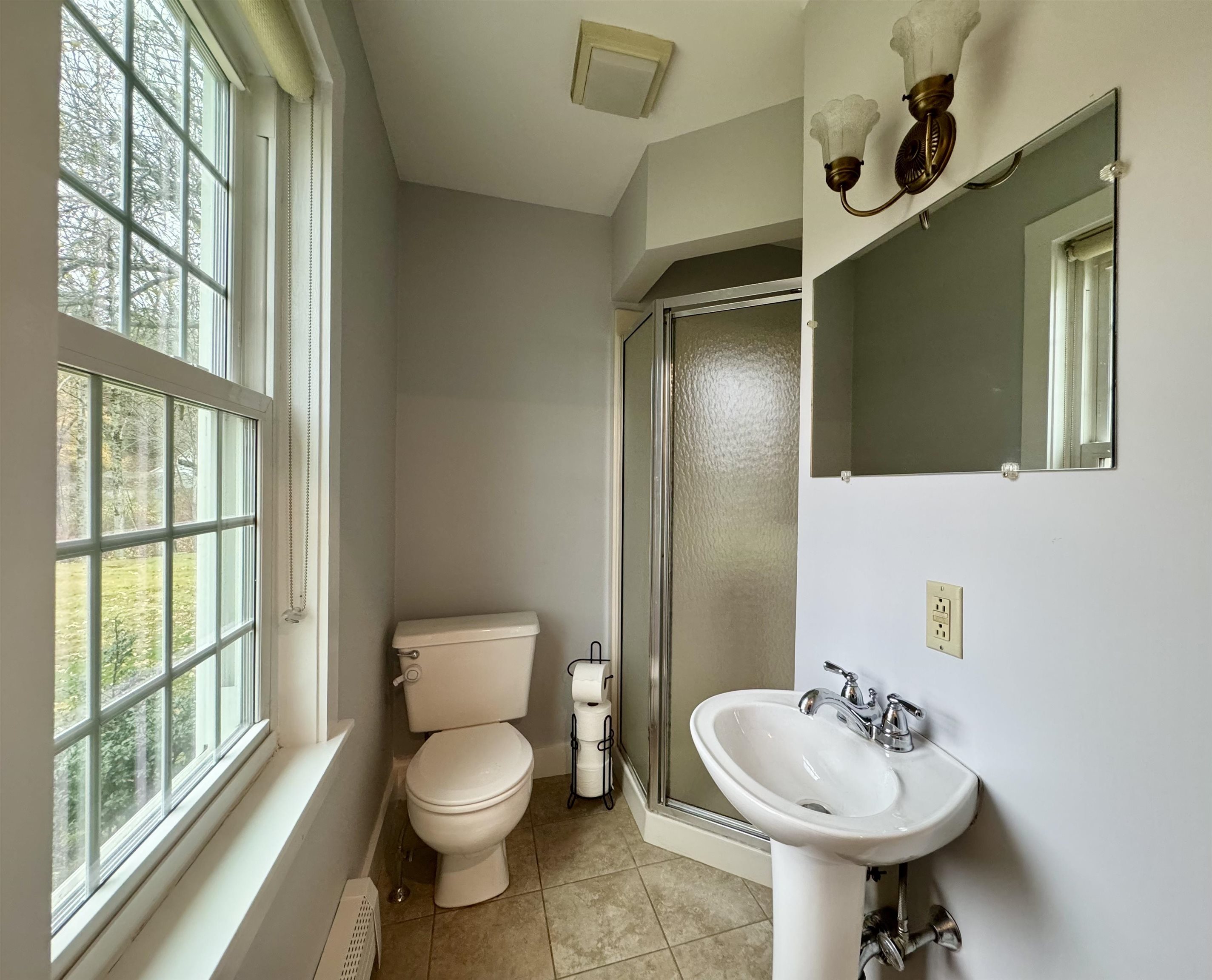 First Floor Bath 24375368