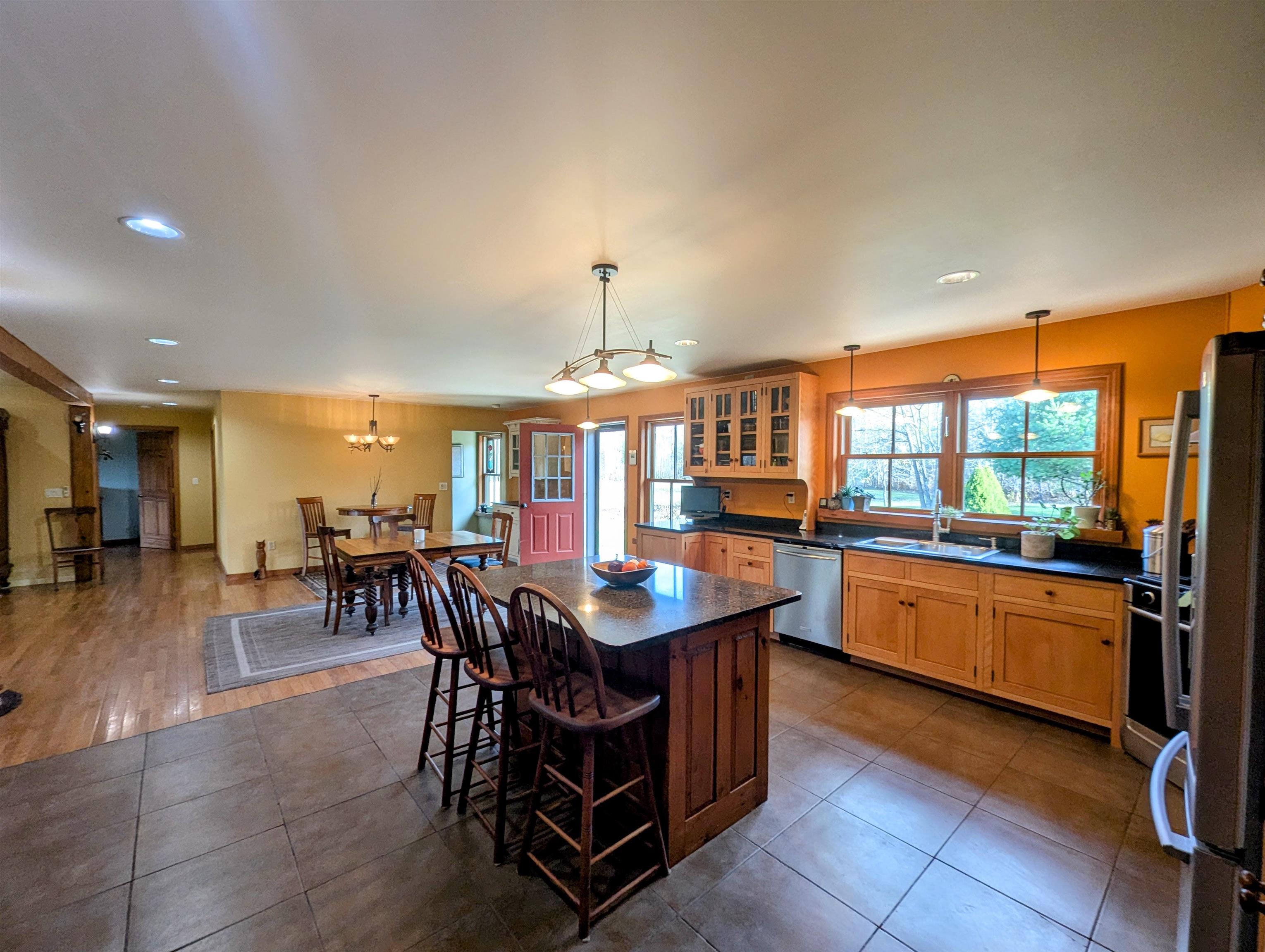 Lg. Eat-In Kitchen 24387077