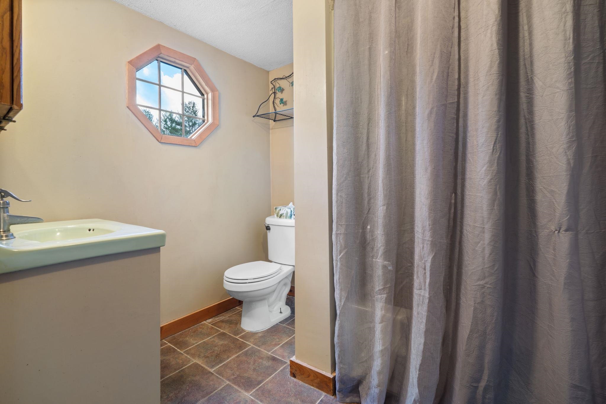 ,75 bathroom of Primary bedroom 24408030