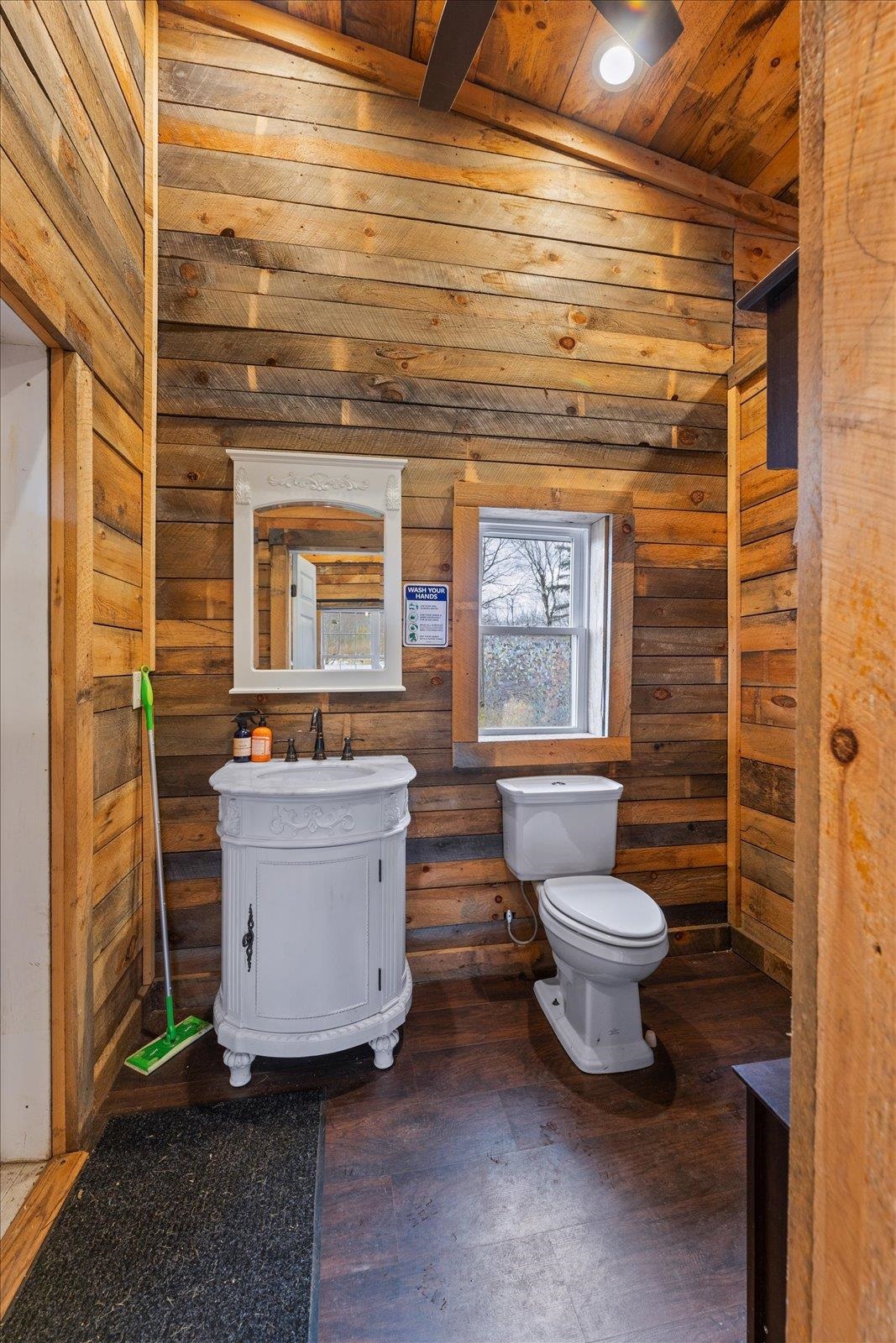 gym bathroom 24436674