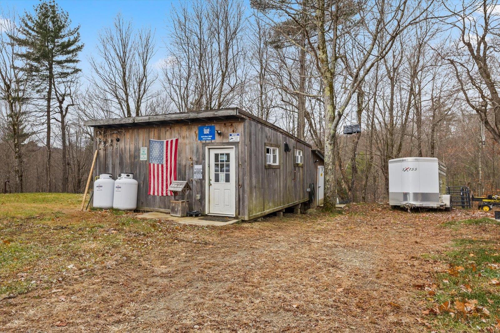 Butcher shop 24436638