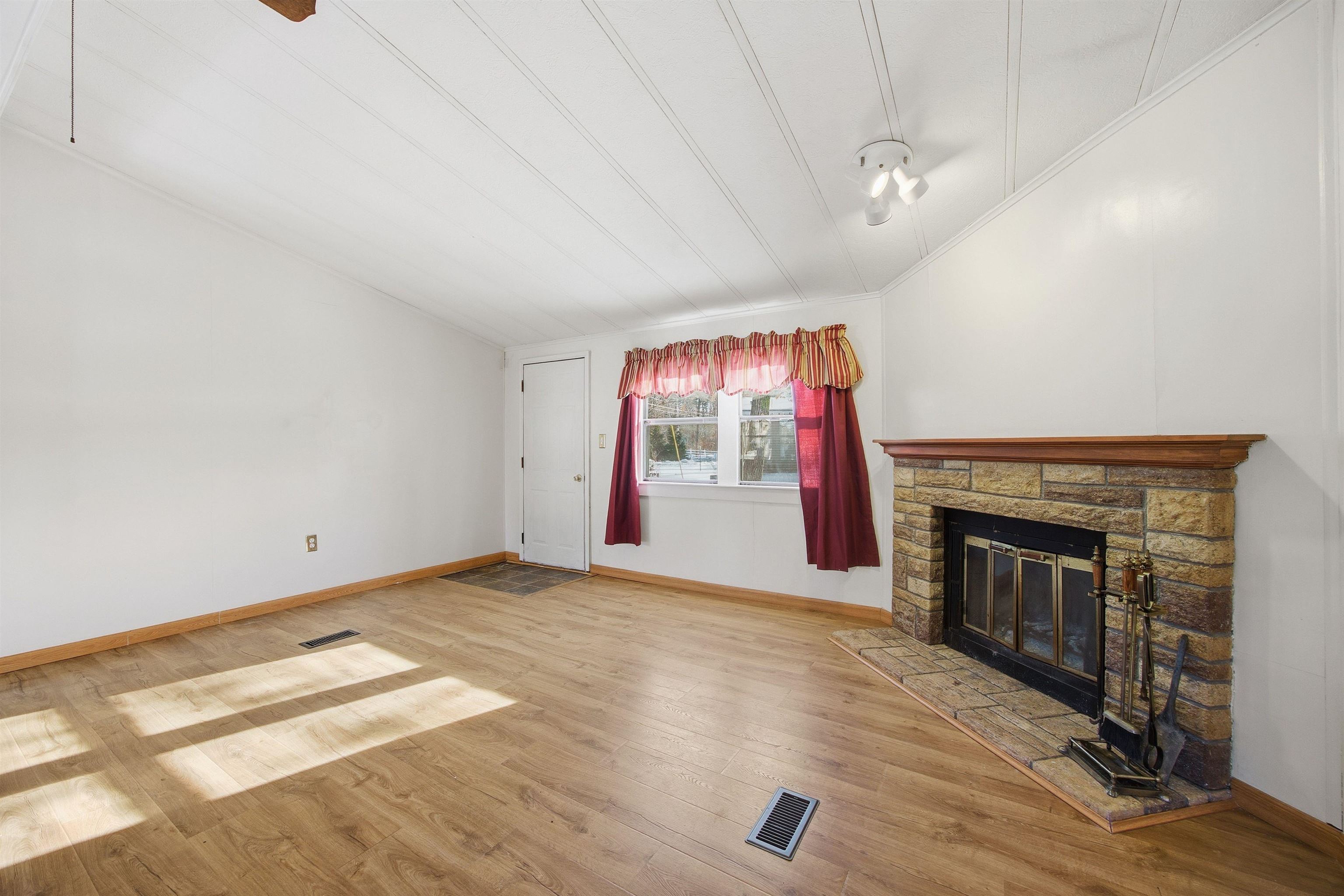 Homes for sale in Exeter, NH | 97 Linden St #4, Exeter, NH 03833 | MLS# 5071720