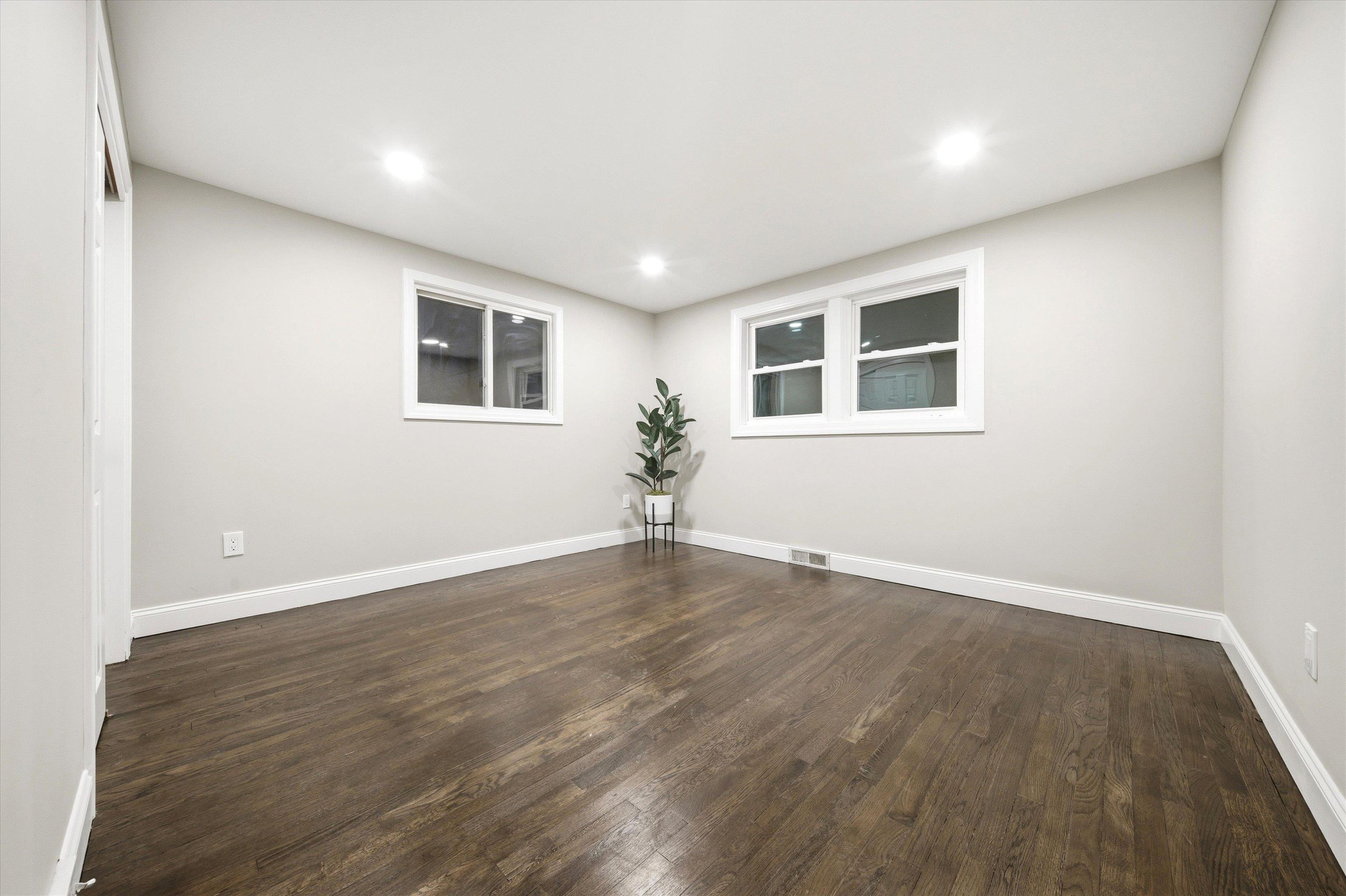 Homes for sale in Manchester, NH | 1093 Cilley Rd, Manchester, NH 03103 | MLS# 5072345