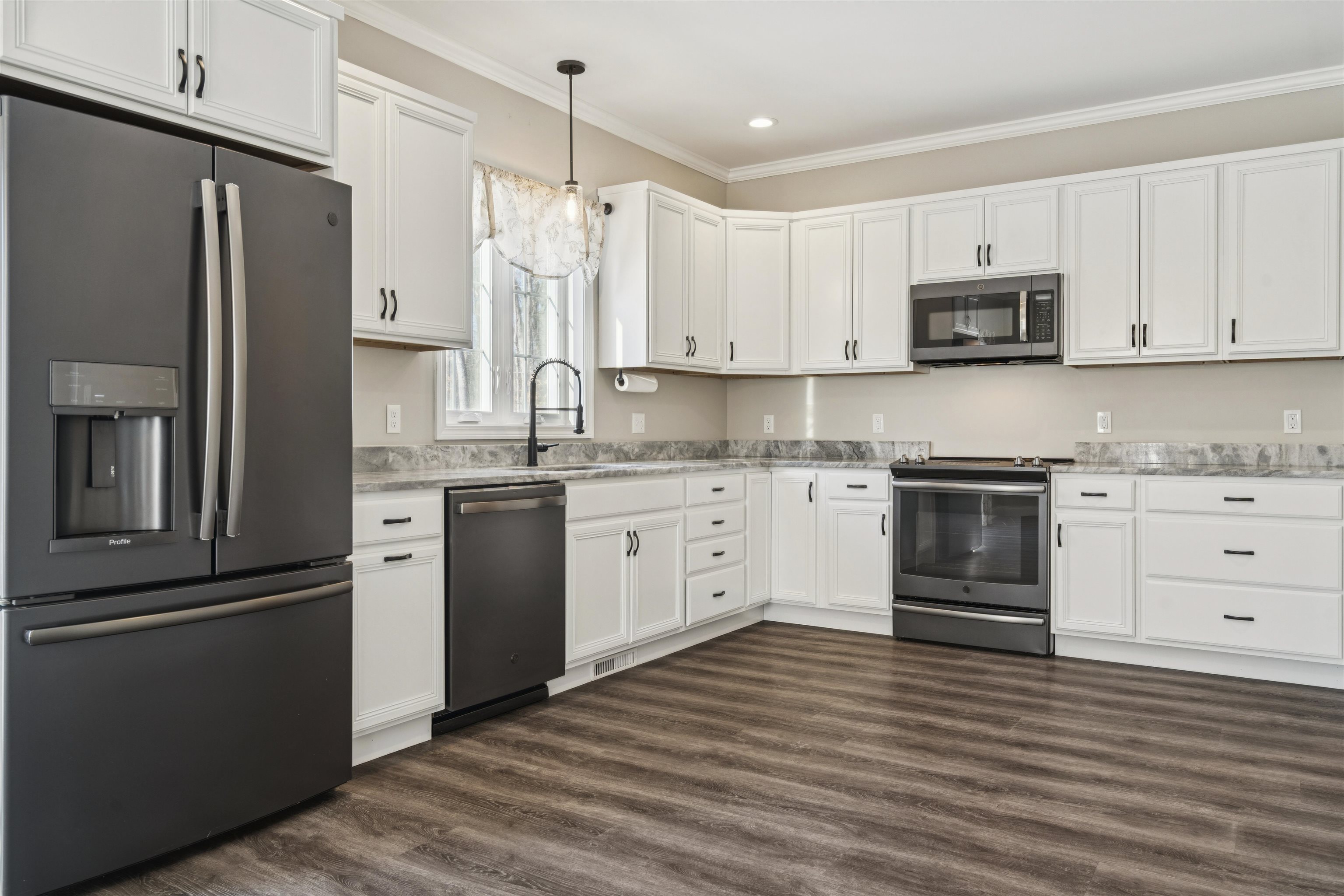 71 Range Rd, Alton, NH 03809