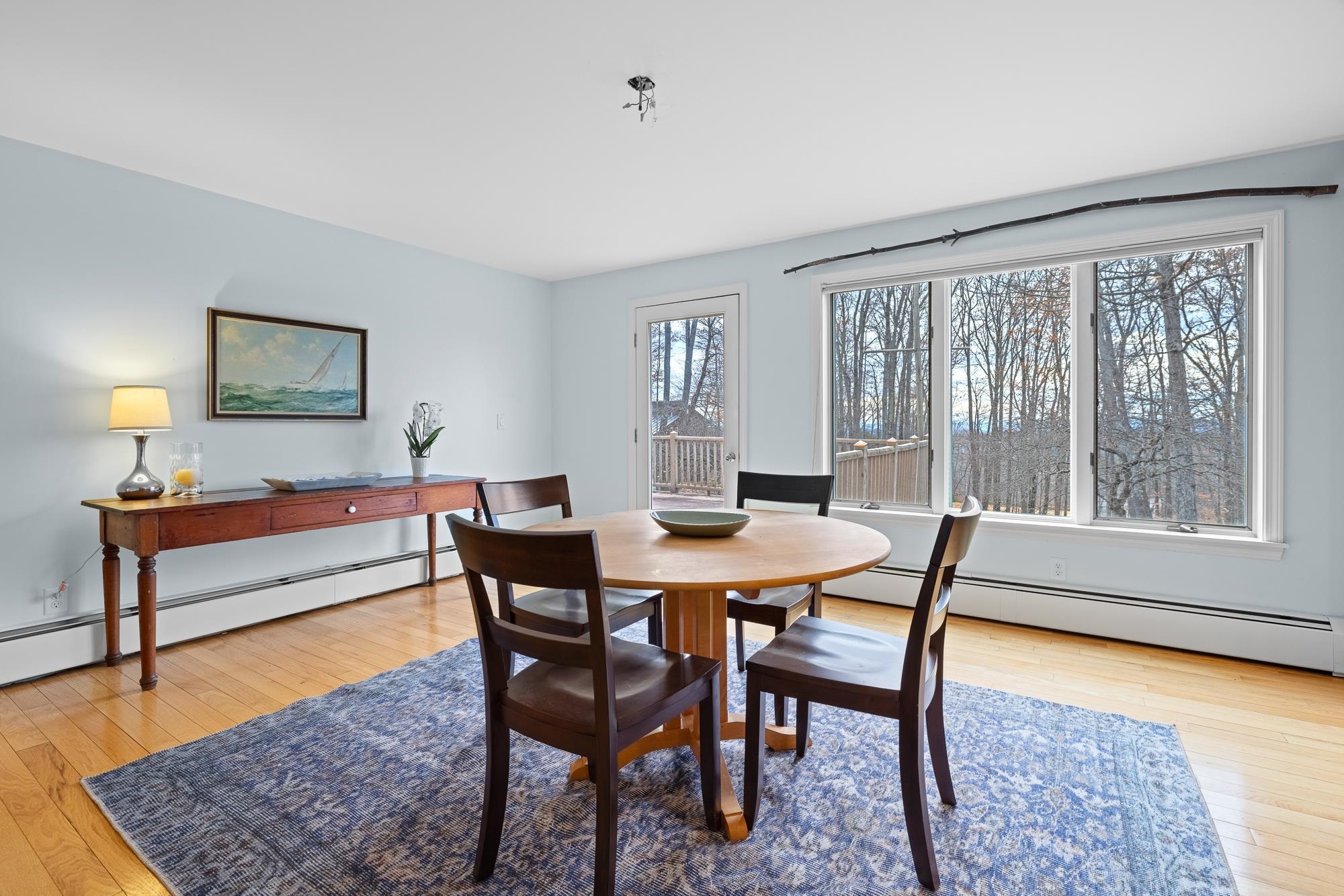 Eat-in kitchen 24484545