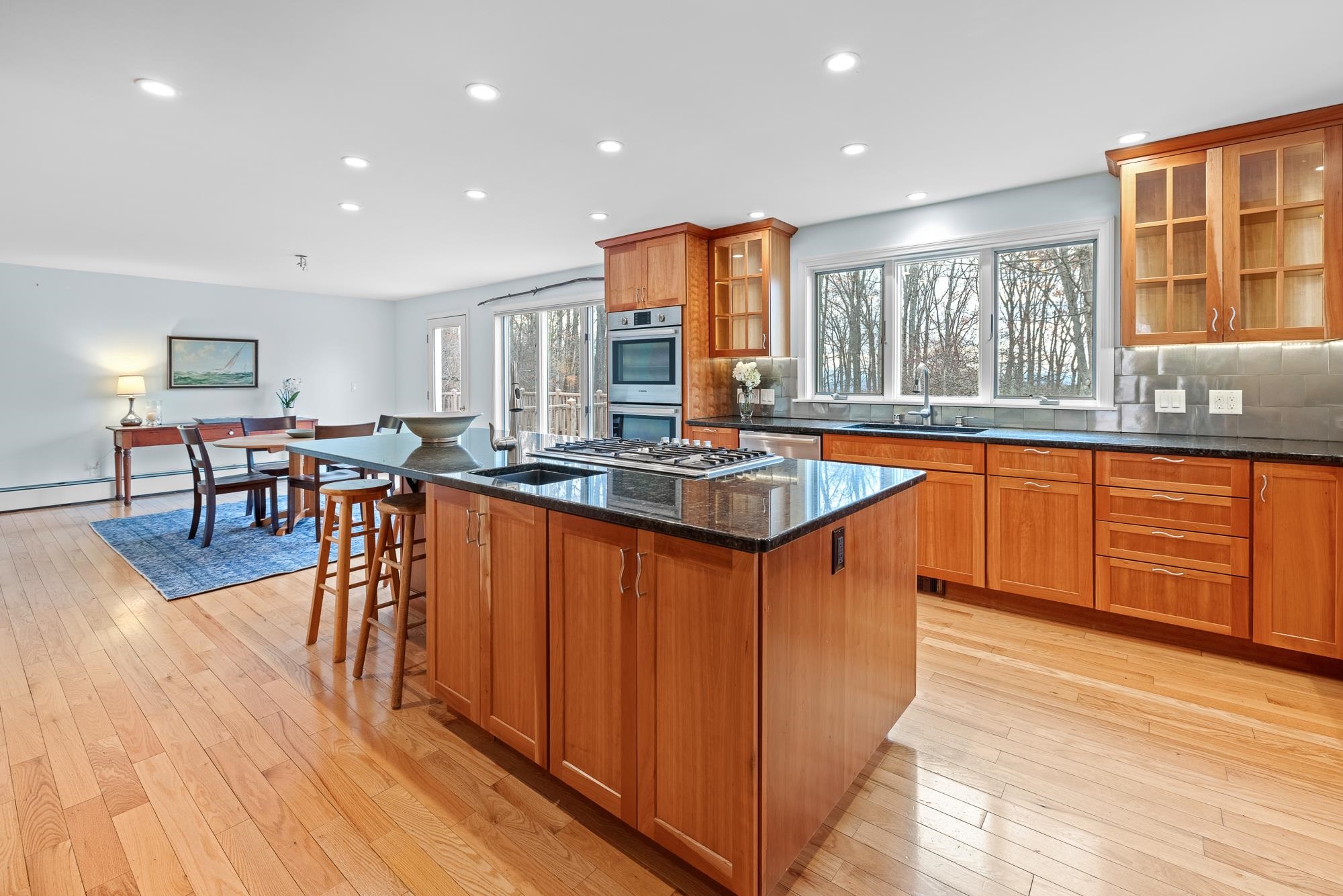 Light and bright 24484552