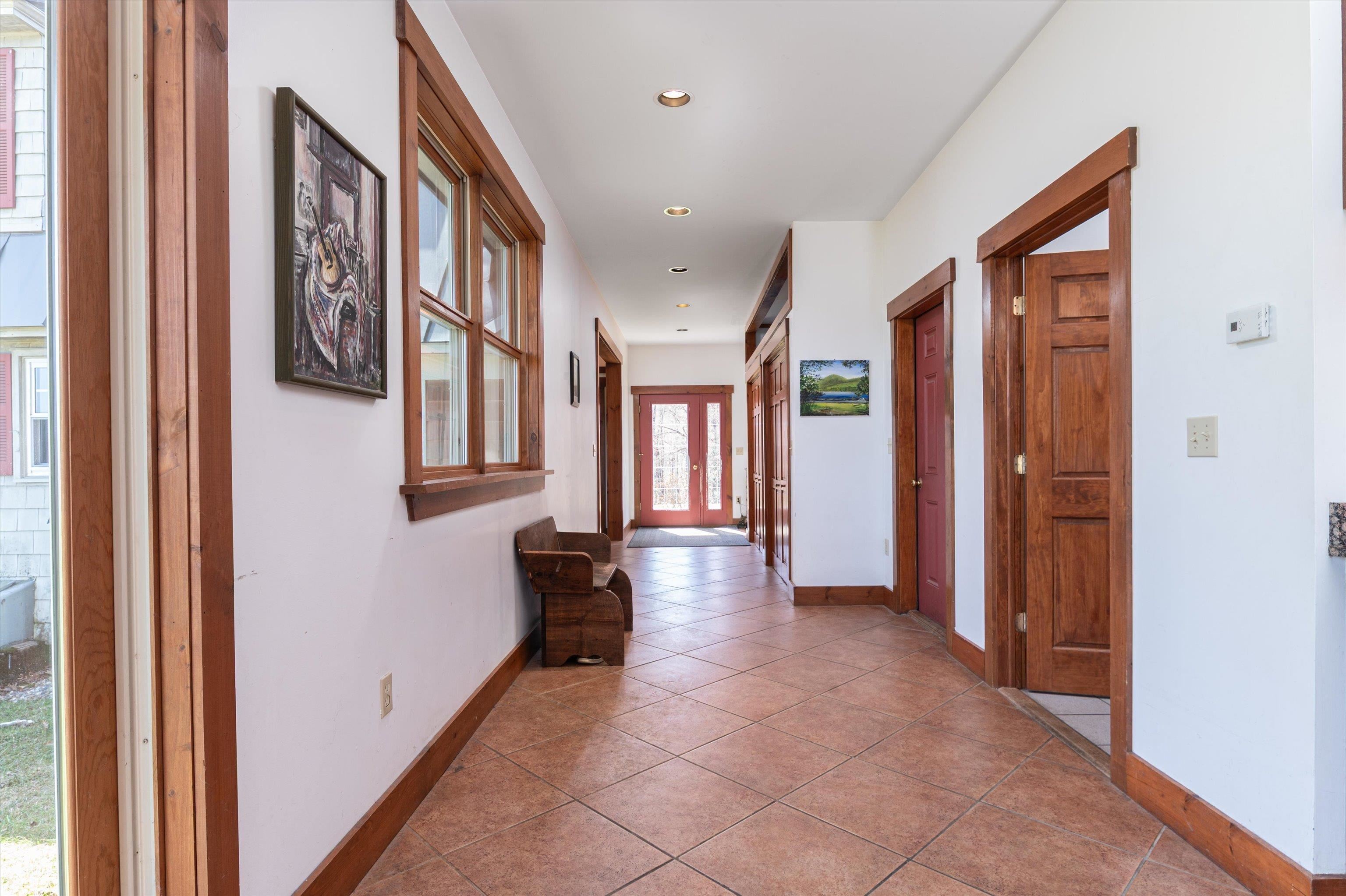 1st Floor Entrance 24566478