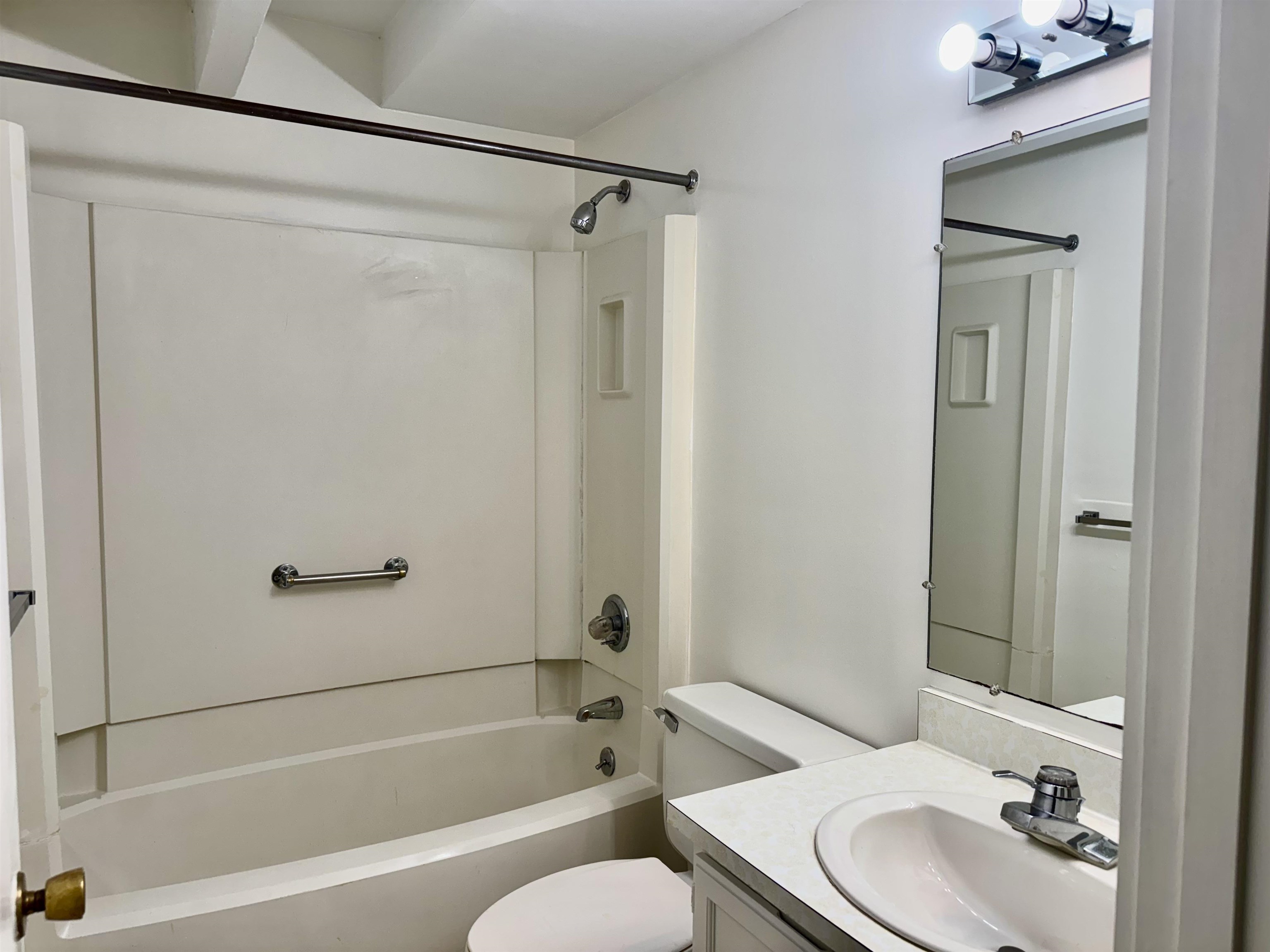 First Floor Full Bathroom 24433481