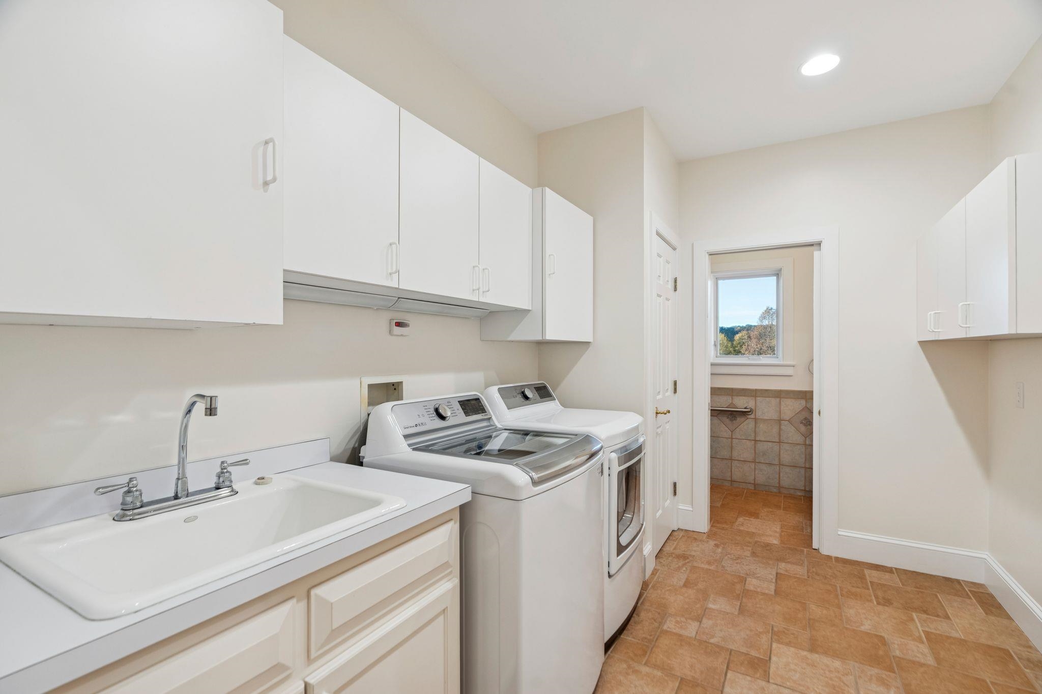 Laundry room & 1/2 bath off mudroom